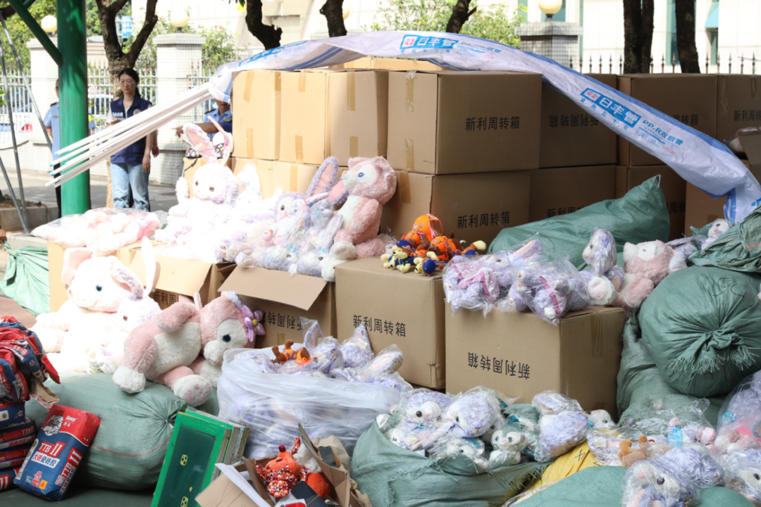 广东海警无害处理一批走私冻品，守护群众的健康安全